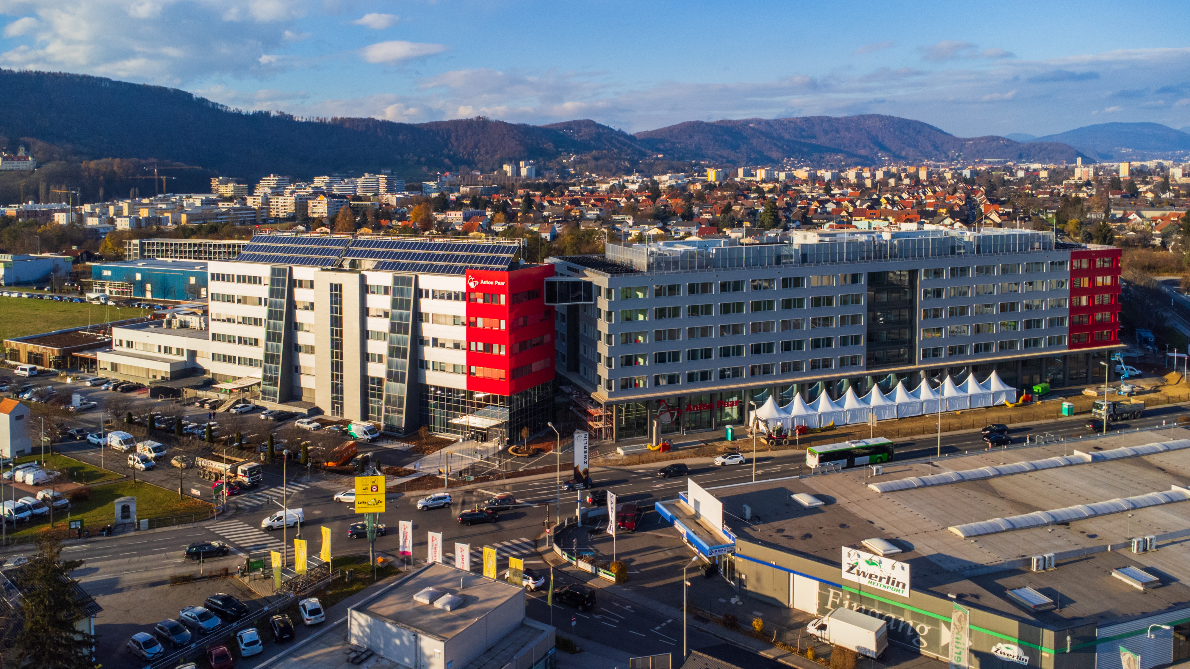 Blick auf den Gebäudekomplex der Anton-Paar-Zentrale in Graz