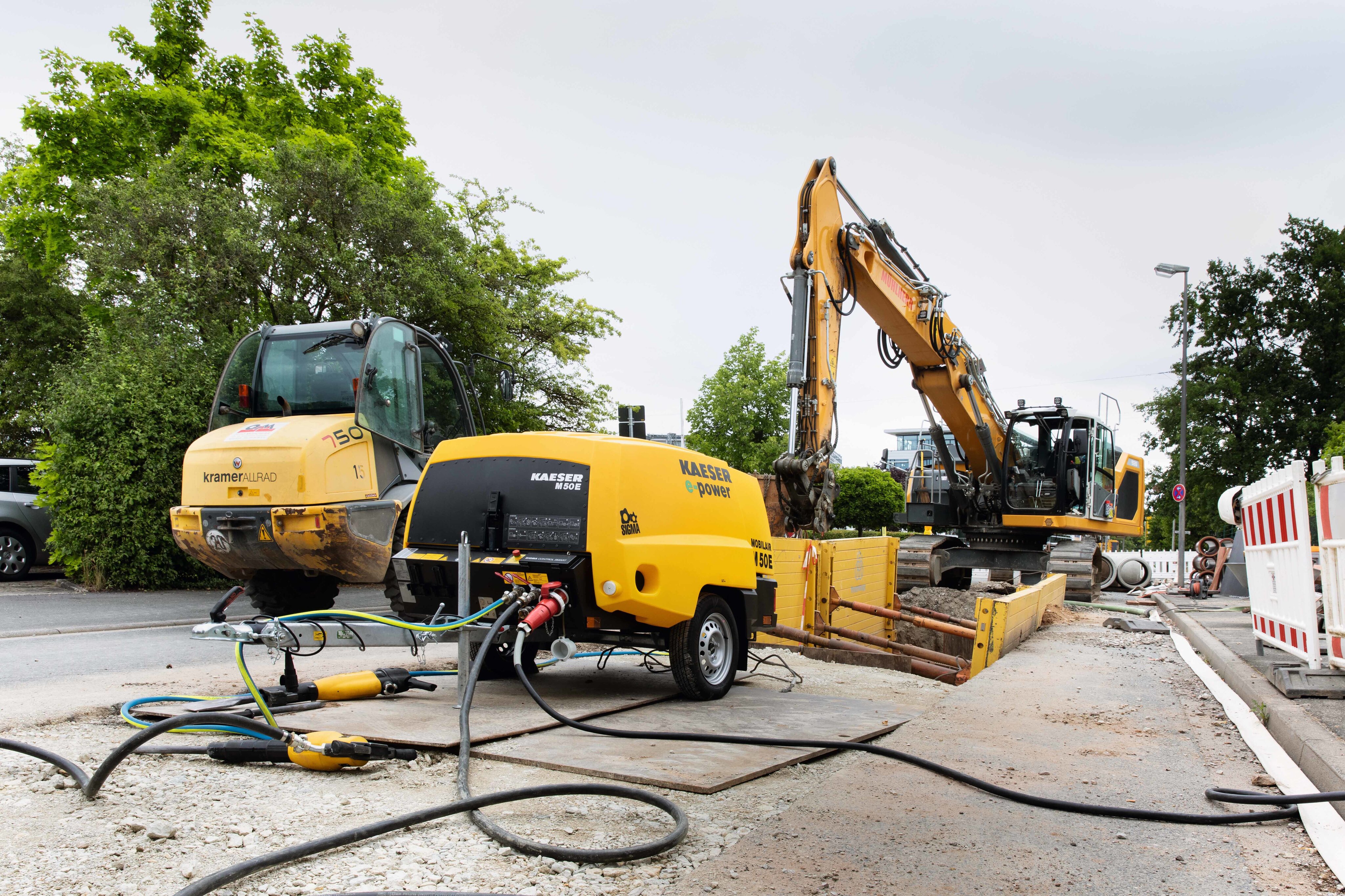 Elektrischer mobiler KAESER M50E auf einer Baustelle