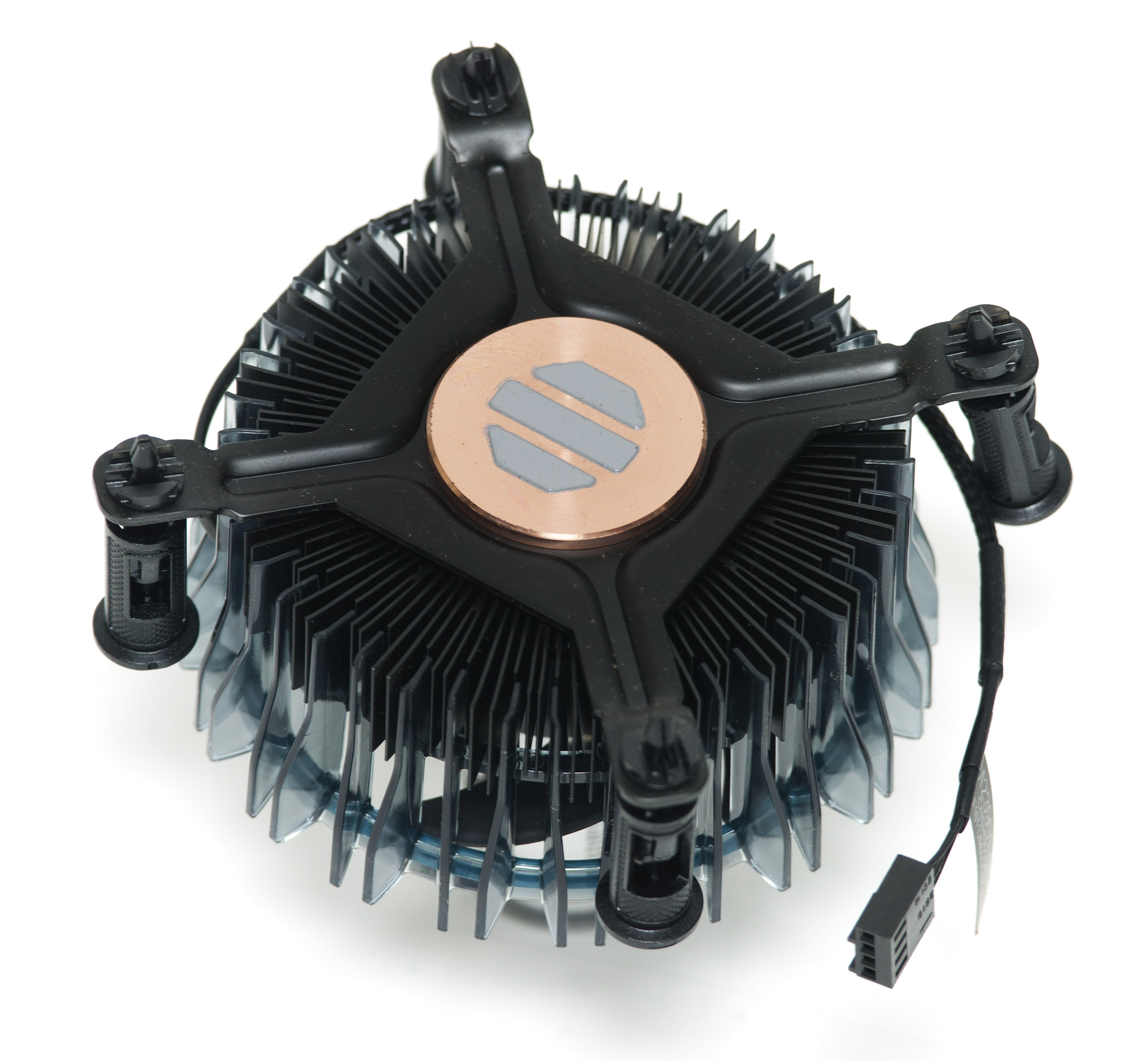 Unterseite eines CPU-Kühlers mit drei aufgetragenen Feldern Wärmeleitpaste.