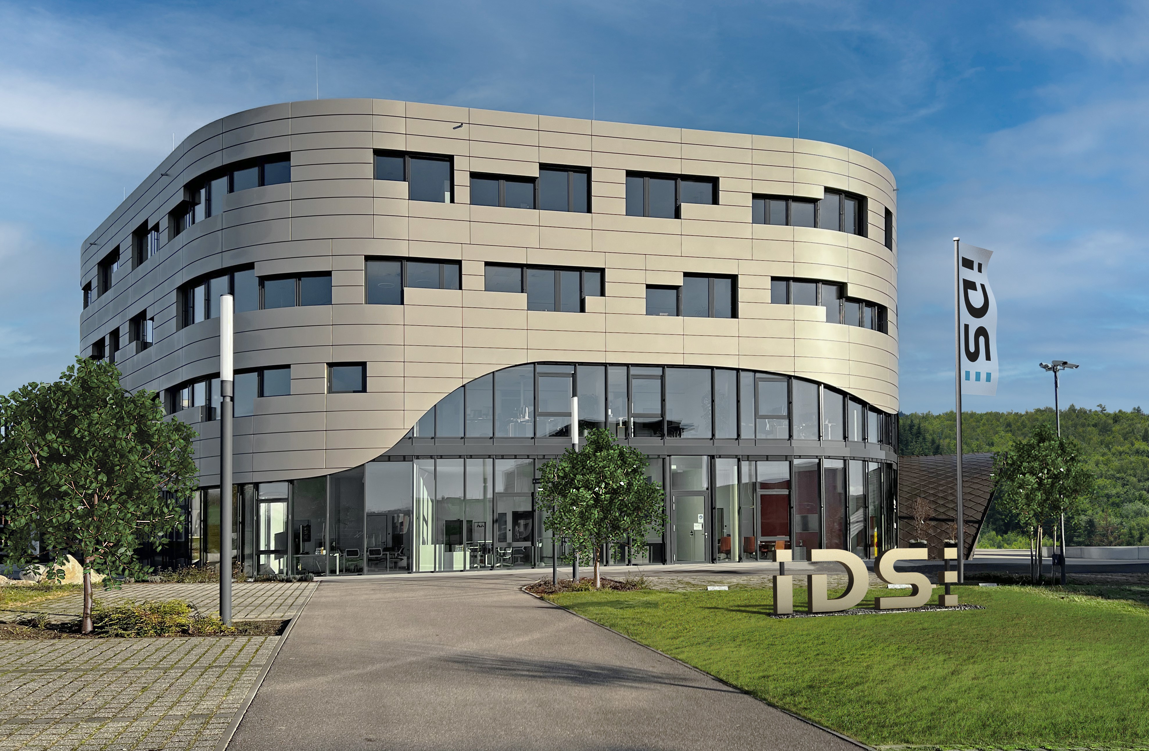 IDS-Hauptgebäude b39 mit Firmenflaggen