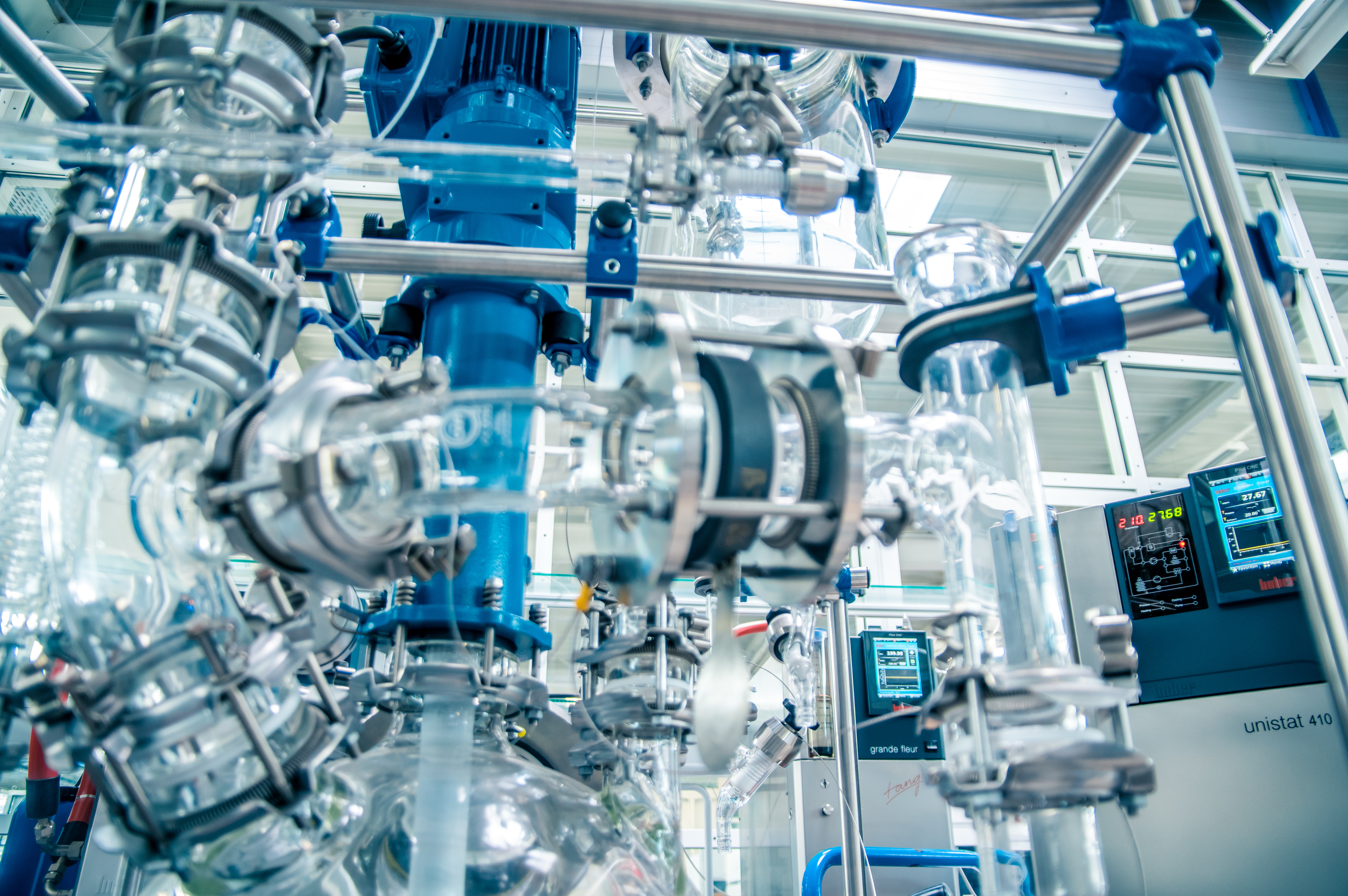 Glasreaktor mit angeschlossenem Huber-Unistat-Temperiersystem, Aufnahme 2014