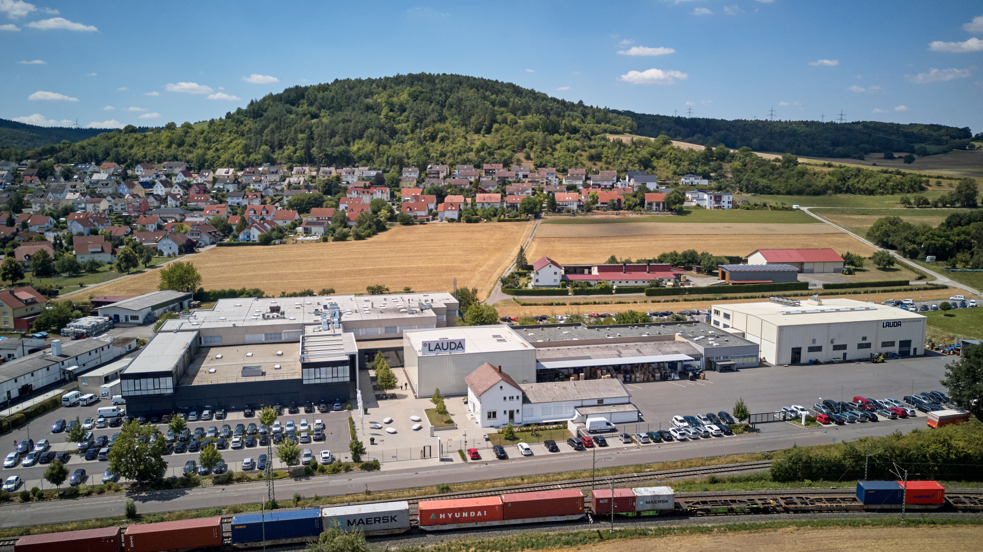 Luftaufnahme des LAUDA-Firmengeländes in Lauda-Königshofen im Juli 2018
