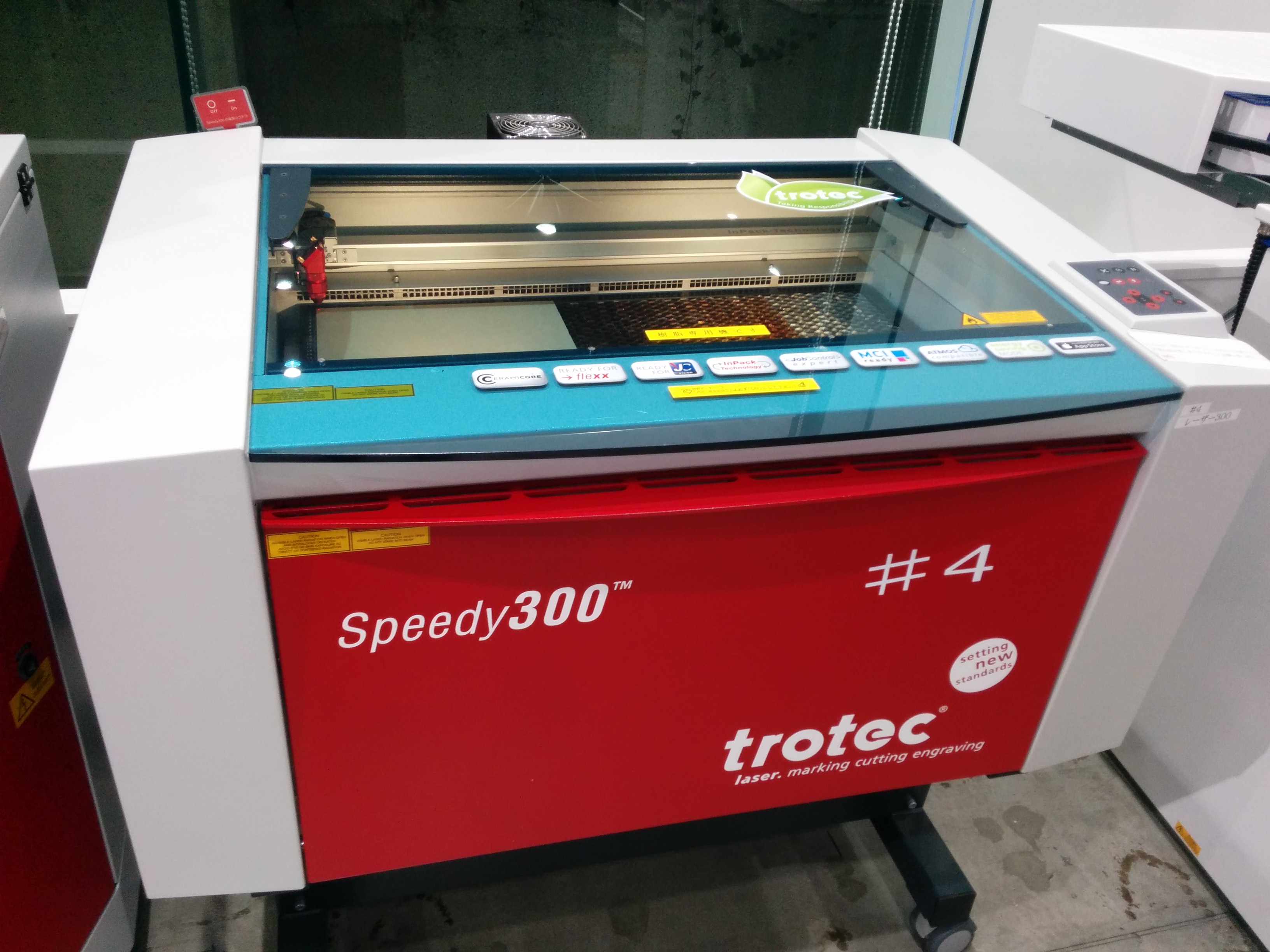 Historischer Trotec Speedy 300 mit sichtbarem Flachbett und geschlossenem transparentem Deckel