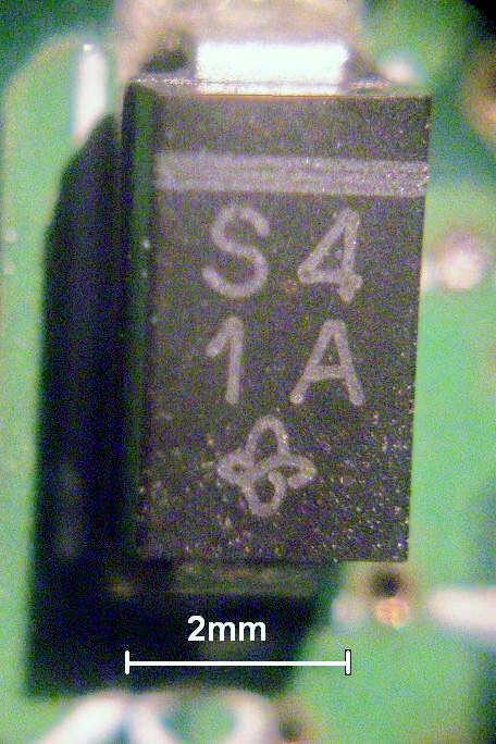 Nahaufnahme einer SMD-Diode mit einer direkt aufgebrachten hellen Kennung